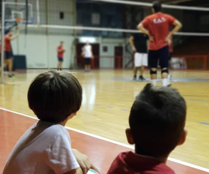 Αν θέλετε το παιδί να ασχοληθεί με τον αθλητισμό… φέρτε το στο γήπεδο από νωρίς!